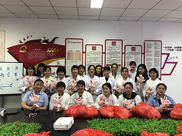 情暖母亲节，关爱女职工——供氧厂分会开展为女职工献花特色活动